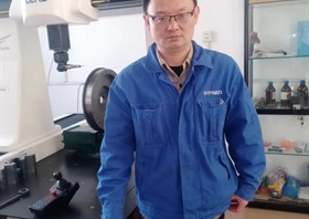 杨朝中
